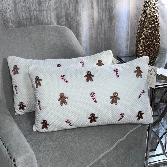 2-NWT CYNTHIA ROWLEY EMBROIDERED GINGERBREAD AND CANDY CANE HOLIDAY PILLOW - Picture 1 of 12
